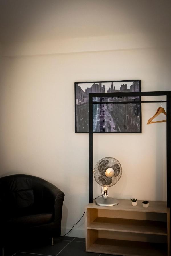 Superbe Appartement Avec Patio Nimes Exterior foto